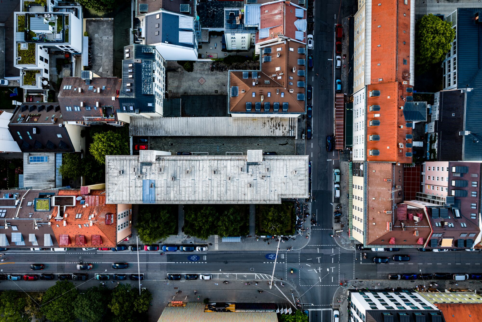 Senkrechte Luftaufnahme des Baublocks mit dem Sep-Ruf-Haus