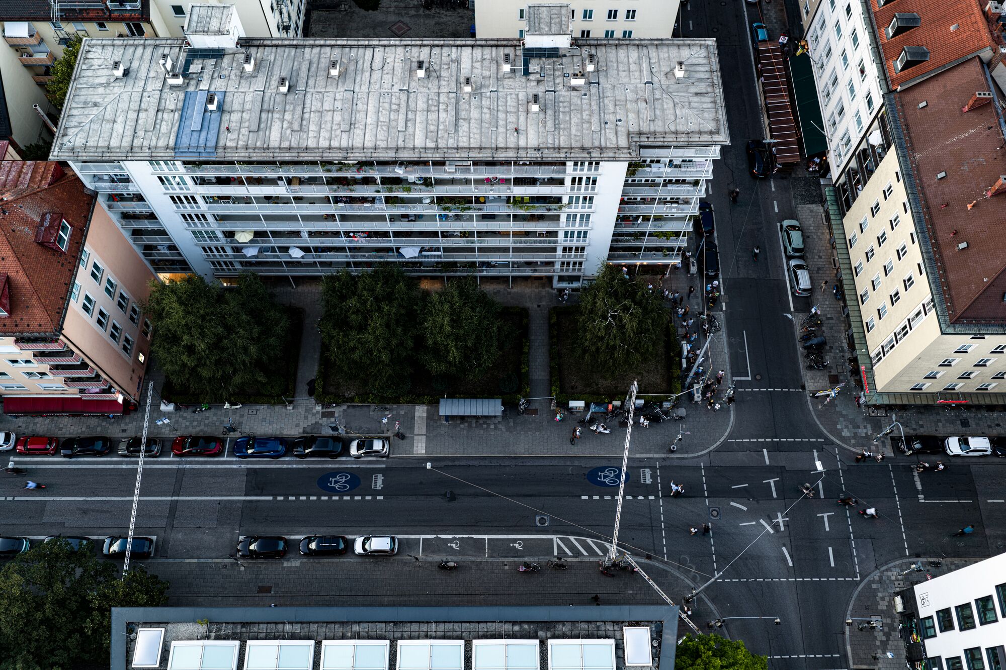 Schräge Drohnenaufnahme des Sep-Ruf-Hauses von oben mit dem Flachdach, der Ecke zur Türkenstraße und dem begrünten Hof
